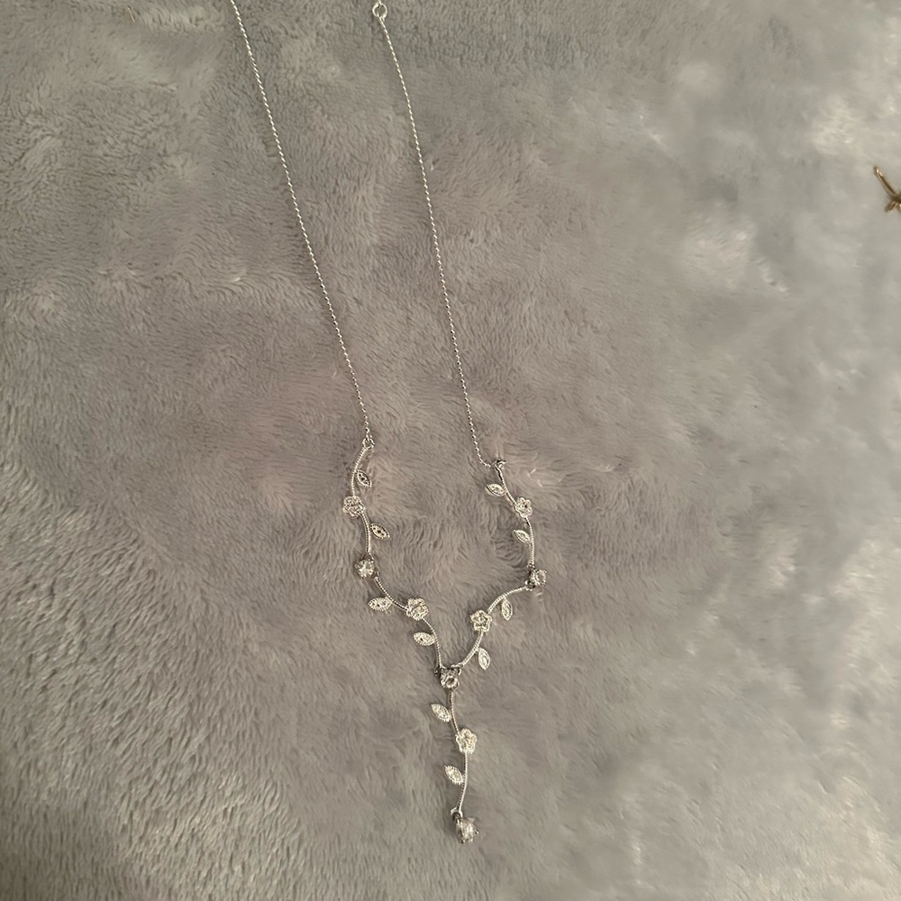 Perfect condition flower dangle necklace!